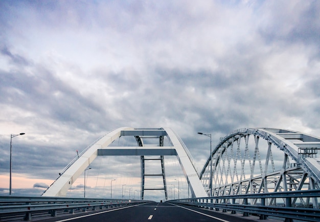 O carro passa na ponte rodoviária que conecta as margens do estreito de kerch entre taman e kerch