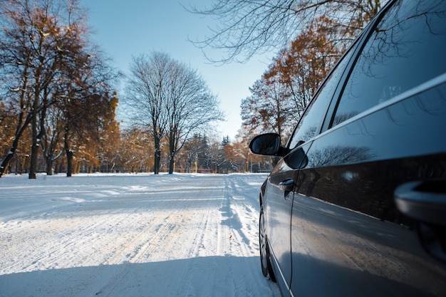 O carro sai na estrada no inverno