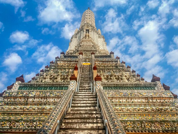 O cartão de visita da capital da Tailândia é o templo budista Wat Arun Temple of Dawn que fica às margens do rio Chao Phraya