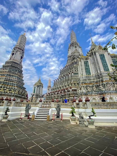 O cartão de visita da capital da Tailândia é o templo budista Wat Arun Temple of Dawn que fica às margens do rio Chao Phraya