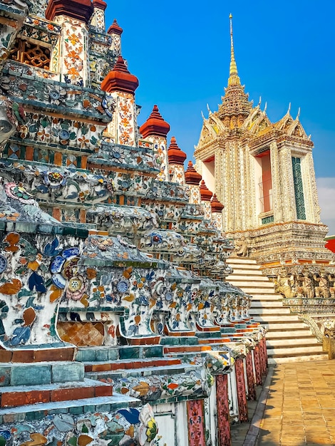 O cartão de visita da capital da Tailândia é o templo budista Wat Arun Temple of Dawn que fica às margens do rio Chao Phraya