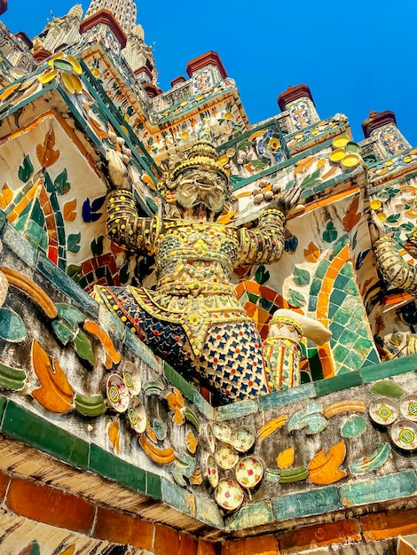 O cartão de visita da capital da Tailândia é o templo budista Wat Arun Temple of Dawn que fica às margens do rio Chao Phraya