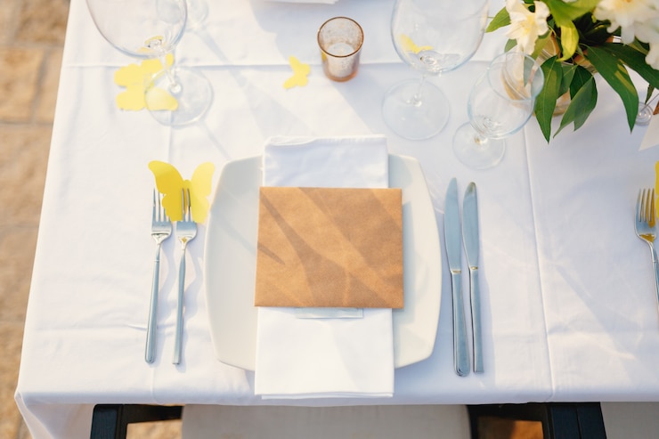 Foto o cartão em branco encontra-se em um prato em uma mesa lindamente servida para o jantar
