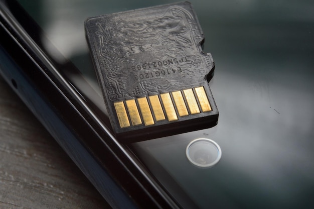 O cartão micro sd encontra-se na tela do smartphone closeup