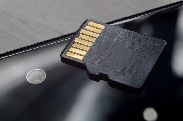 O cartão micro sd encontra-se na tela do smartphone closeup