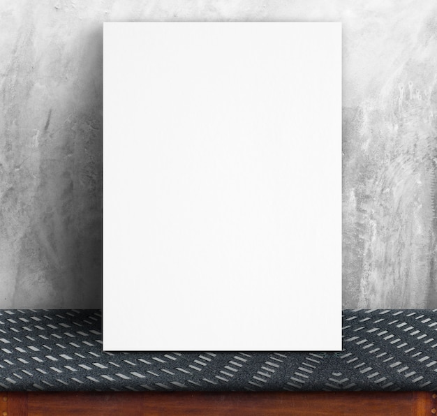 Foto o cartaz de papel branco preto se inclina na mesa de parede e tecido de concreto, modelo mapeado para adicionar seu texto