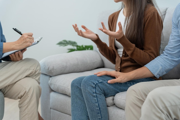 Foto o casal apoia cada um enquanto discute questões familiares com o psiquiatra o marido encoraja e empatia a esposa sofre de depressão psicológica salve o divórcio de mãos dadas juntos cuidados de confiança saúde mental