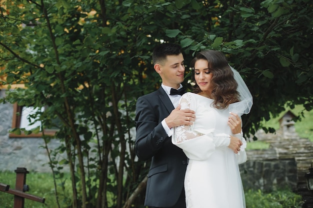 O casal é jovem e apaixonado. o conceito de juventude, amor e estilo de vida.