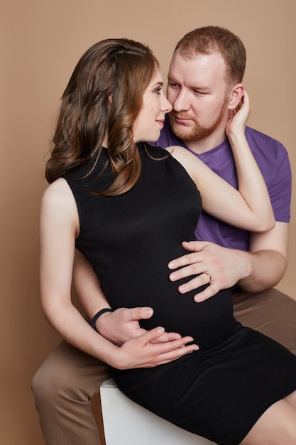 O casal está esperando um bebê. Gravidez e relações familiares. Marido e esposa amorosos estão esperando pelo bebê. Homem e mulher, futuros pais. Rússia, Sverdlovsk, 4 de abril de 2018