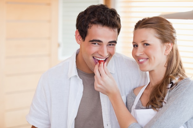 O casal feliz gosta de cozinhar juntos