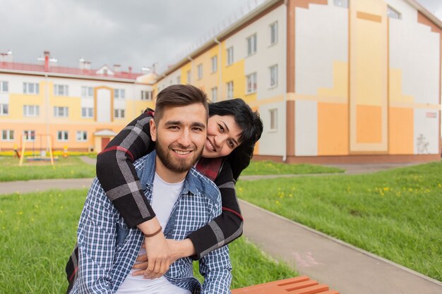 O casal feliz se abraça na rua