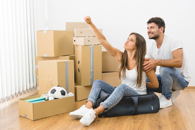 O casal feliz sonha no novo apartamento