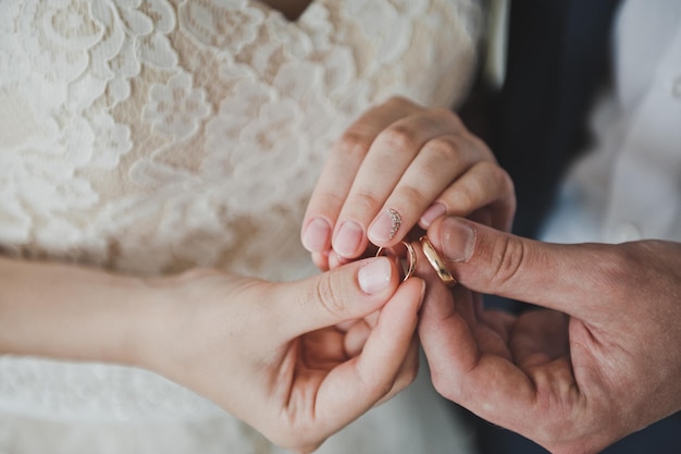 O casal gentilmente segurando as mãos um do outro 7813