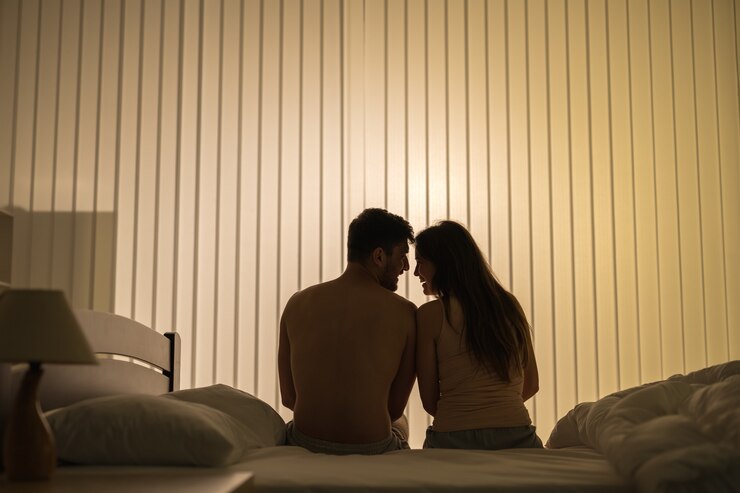 Foto o casal romântico senta na cama