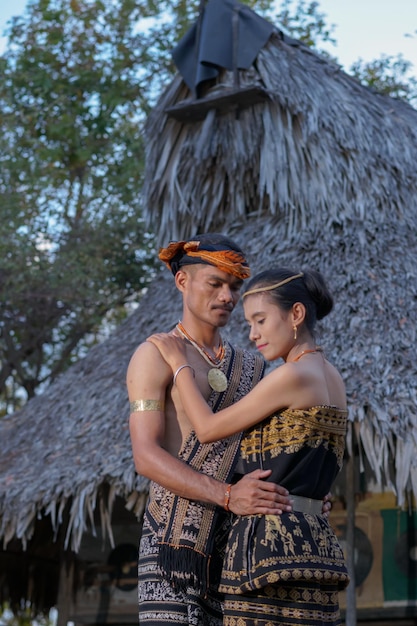 o casal se casando vestindo roupas tradicionais da ilha de Sabu