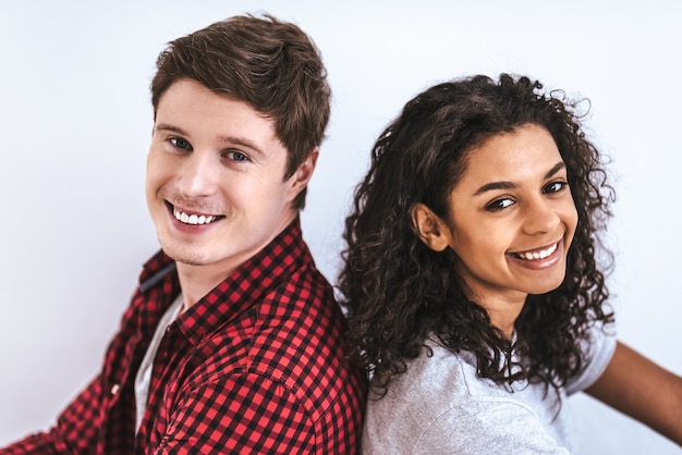 Foto o casal sorrindo no fundo branco