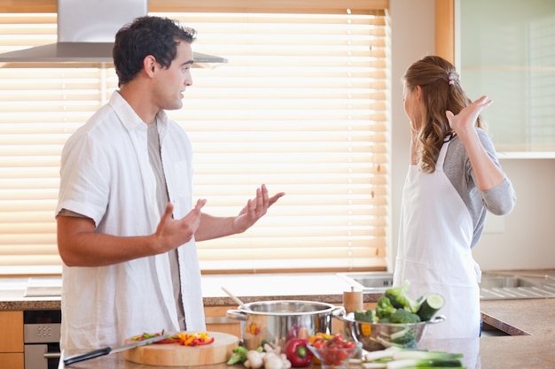 O casal tem uma situação tensa na cozinha