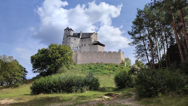 O Castelo Bobolice branco na Polônia