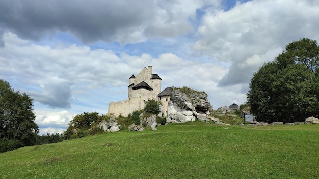 O Castelo Bobolice branco na Polônia