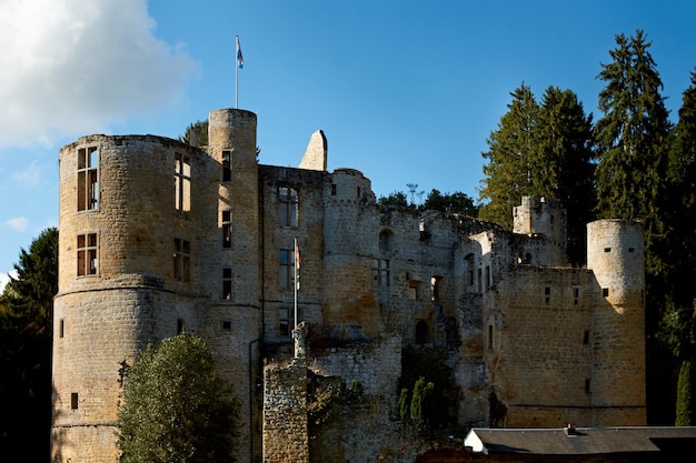 O castelo de Beaufort em Luxemburgo durante o dia.