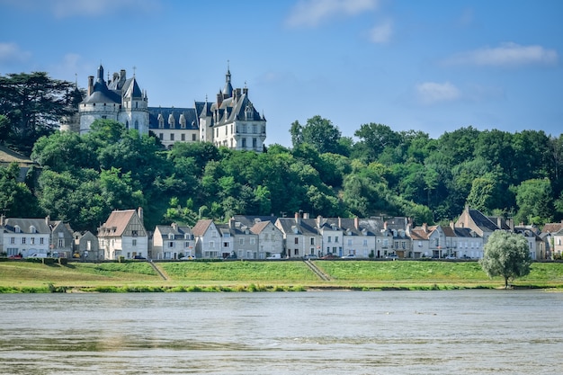 O castelo de Chaumont fica acima do rio Loire em um dia de verão no castelo de Chaumont na França em julho