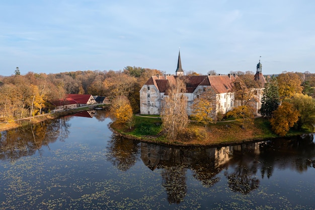 O castelo de Jaunpils foi construído em 1301 como fortaleza da Ordem de Livonia, vista aérea de drones da Letônia