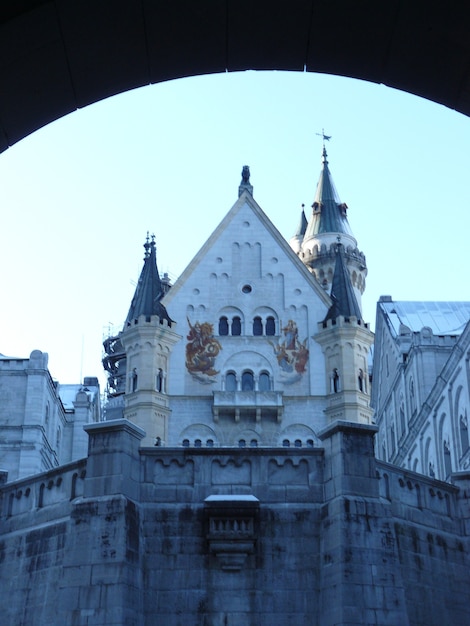 O castelo de neuschwanstein é um palácio renascentista do século 19 em uma colina escarpada acima do vilarejo de hohenschwangau, perto de fãƒâƒã‚â¼ssen, no sudoeste da baviera, alemanha