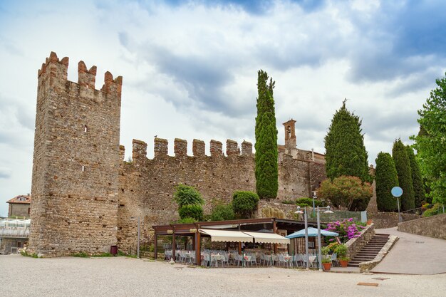 O castelo de scaliger é marco histórico da cidade sirmione em itália no lago garda.