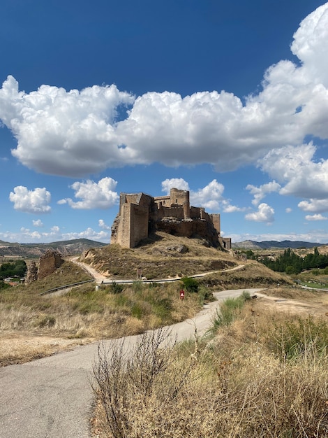 O castelo de Zorita de los Canes localizado junto ao rio Tejo em Guadalajara Espanha