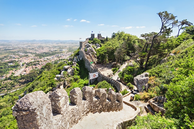 O Castelo dos Mouros é um castelo medieval no topo de uma colina em Sintra, Portugal