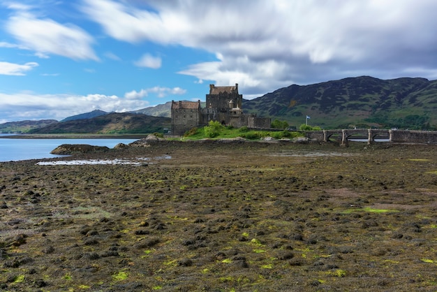 O Castelo Eilean Donan é uma das atrações mais visitadas e importantes nas montanhas escocesas, no ponto onde três grandes lagos marinhos se encontram, Kyle of Lochalsh, Escócia