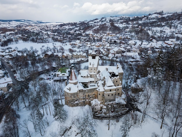 O castelo medieval coberto de neve de Bran, conhecido pelo castelo de Drácula, Transilvânia, Romênia