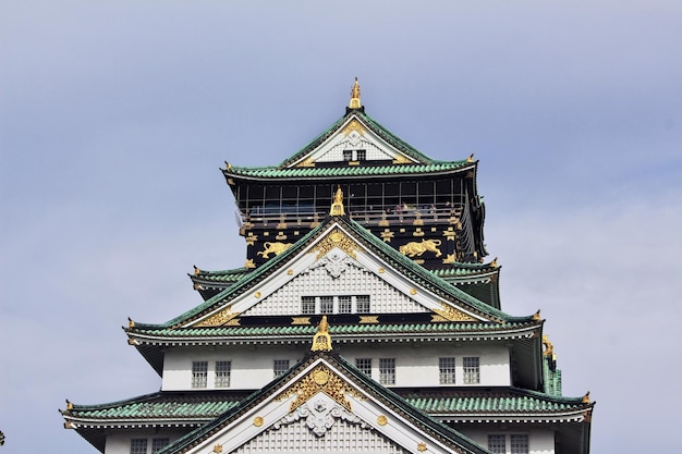 Foto o castelo medieval no outono osaka japão