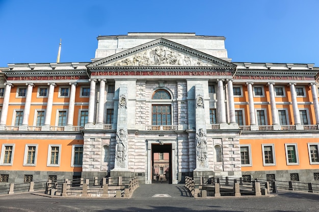 Foto o castelo mikhailovsky ou o castelo dos engenheiros é uma antiga residência real no centro histórico de petersburgo