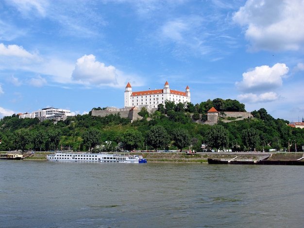 O castelo na cidade de Bratislava, Eslováquia