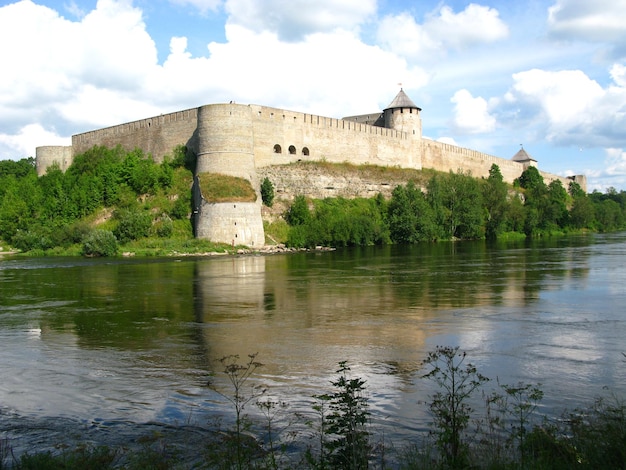 O castelo na cidade de Narva, Estônia