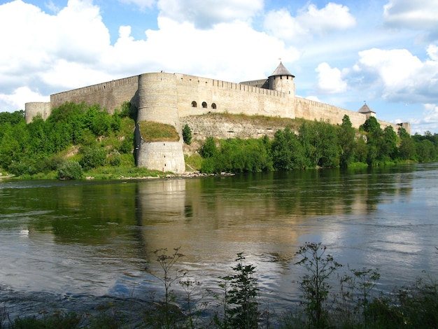 O castelo na cidade de narva, estônia