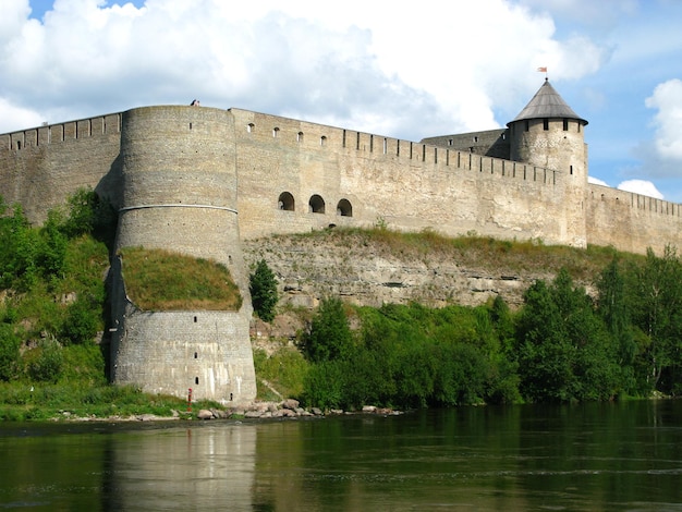 O castelo na cidade de narva, estônia