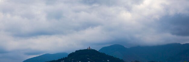 Foto o castelo na montanha.