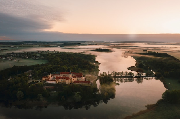 O castelo Nesvizh é um castelo residencial da família Radziwill em Nesvizh