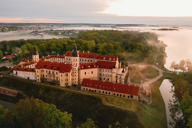 O castelo Nesvizh é um castelo residencial da família Radziwill em Nesvizh