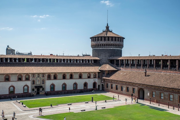 O Castelo Sforza Castello Sforzesco em Milão Itália