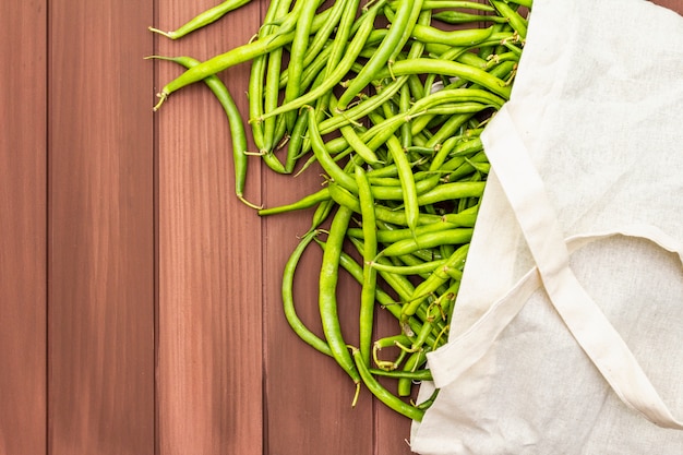 Foto o caupi (vigna unguiculata). feijão longo fresco em saco de algodão reutilizável para compras