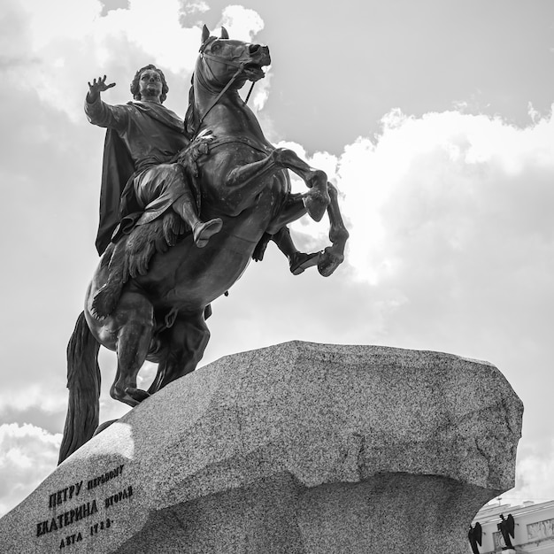 O Cavaleiro de Bronze - estátua equestre de Pedro o Grande na Praça do Senado em São Petersburgo, Rússia. Marco e um símbolo da cidade. Fotografia a preto e branco