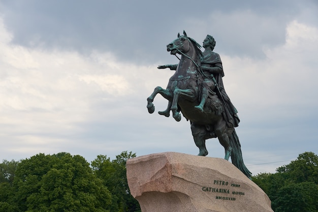 O cavaleiro de bronze, uma estátua equestre de pedro, o grande, na praça do senado em são petersburgo, rússia.