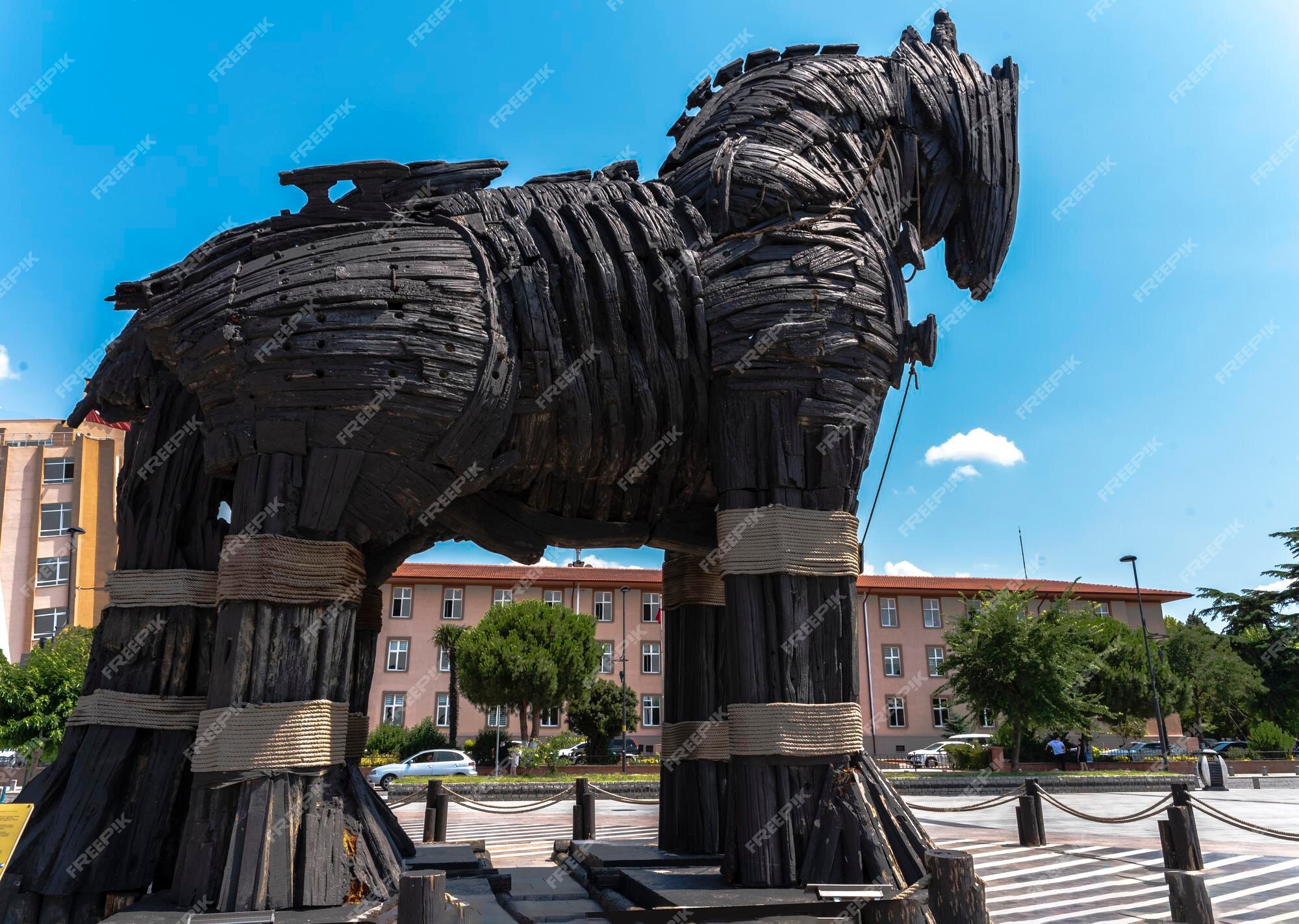 O cavalo de madeira de troy o cavalo de tróia original usado no filme troy  em pé na costa de egeu