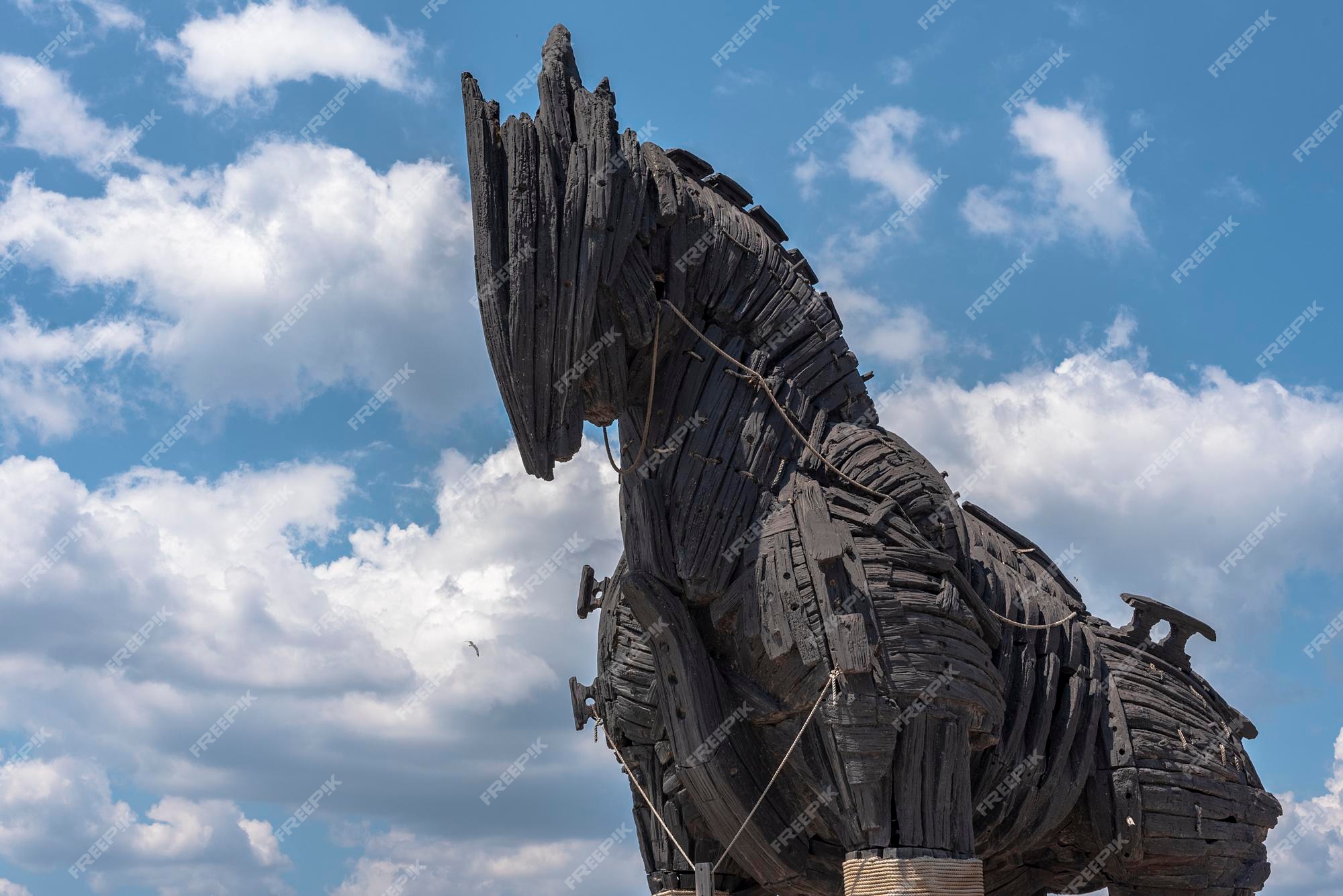 O cavalo de madeira de troy o cavalo de tróia original usado no filme troy  em pé na costa de egeu