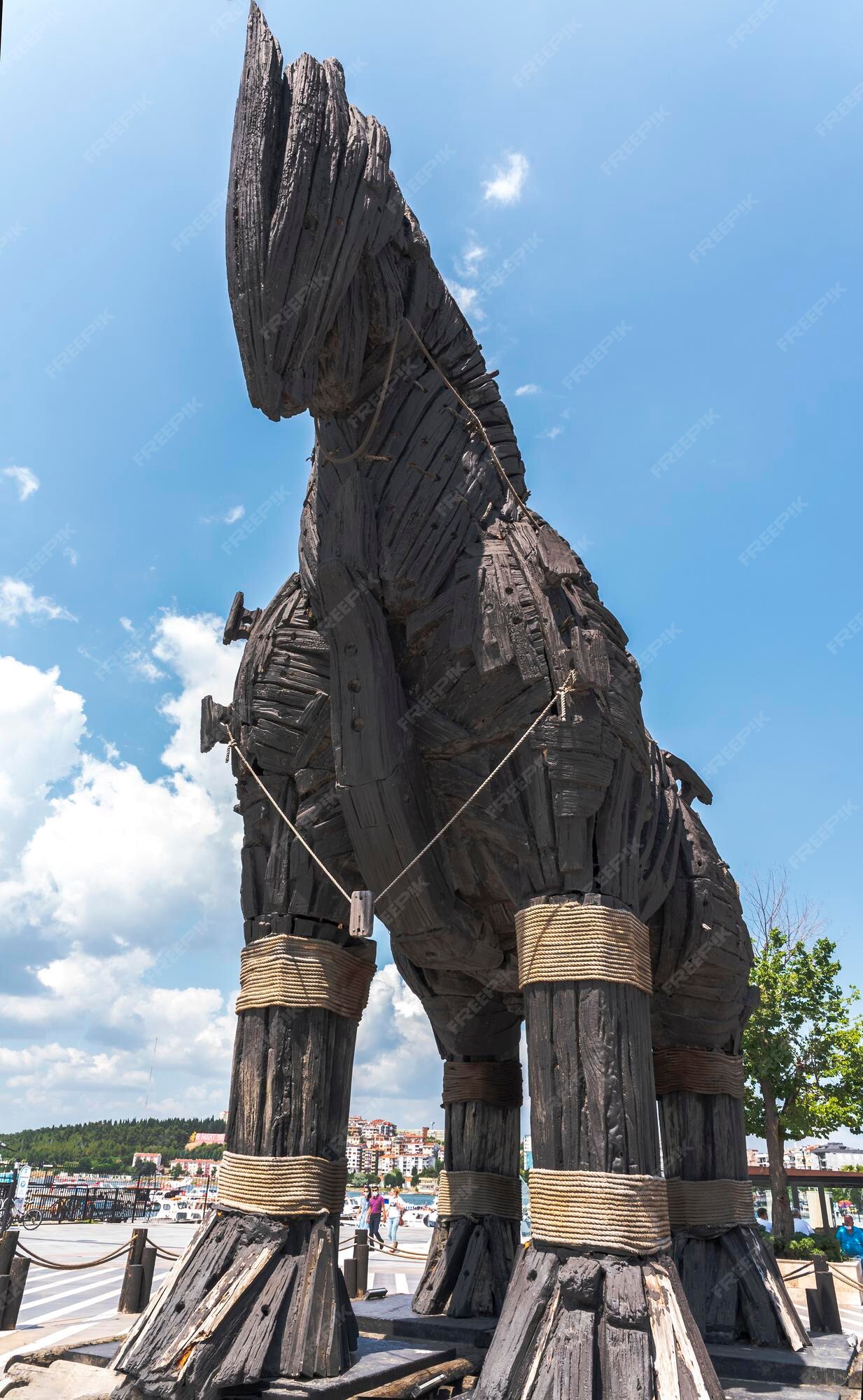 O cavalo de madeira de troy o cavalo de tróia original usado no filme troy  em pé na costa de egeu