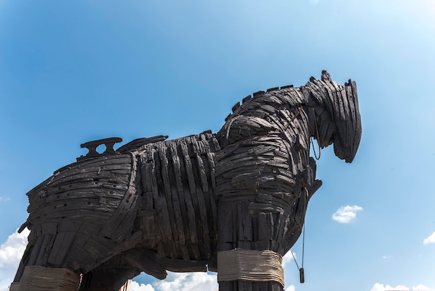 O cavalo de madeira de Troy o cavalo de Tróia original usado no filme Troy em pé na costa de Egeu