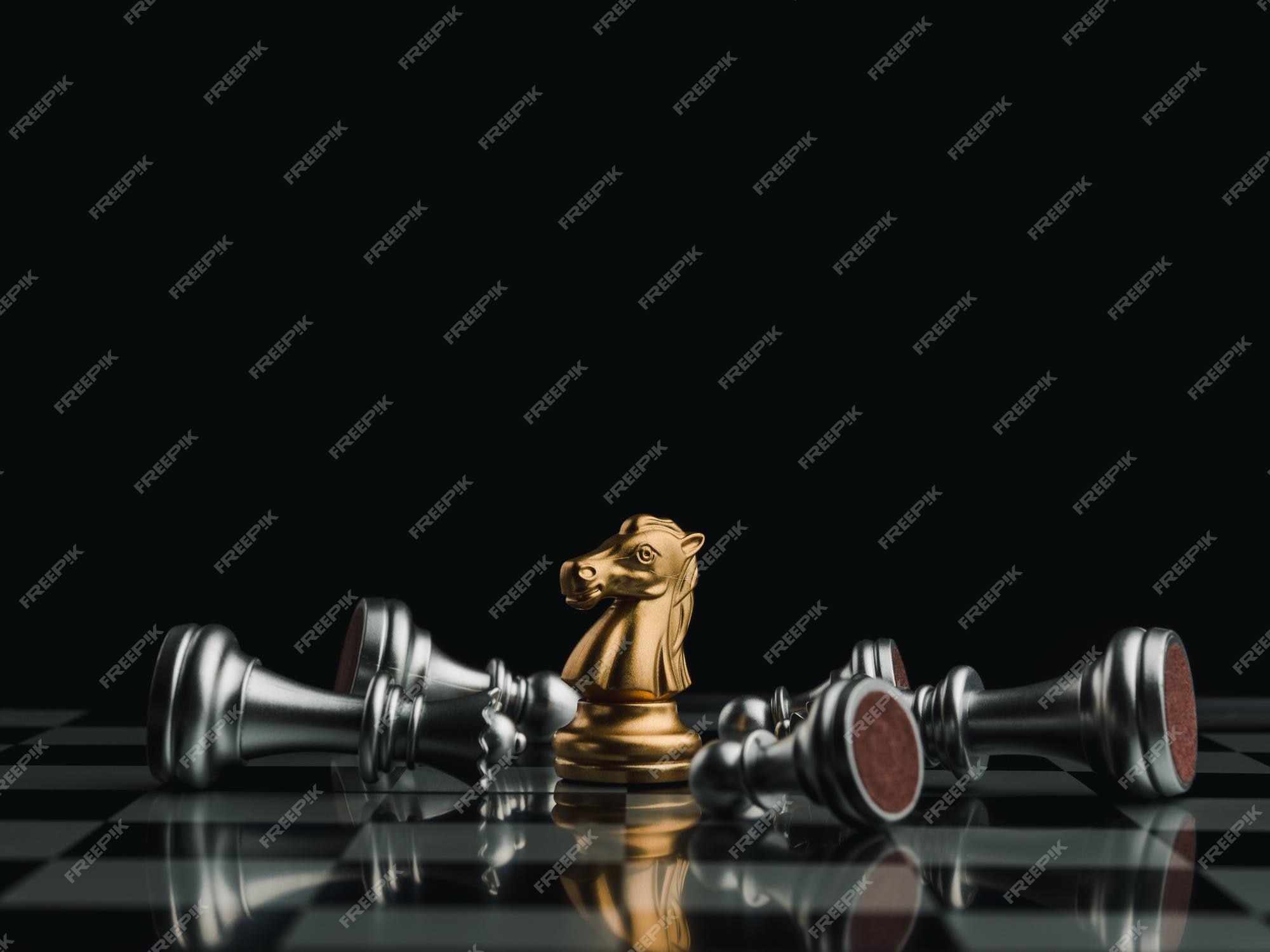 Rei do ouro em pé e caindo no tabuleiro de xadrez